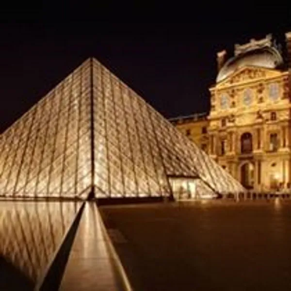 Louvre_Museum.webp